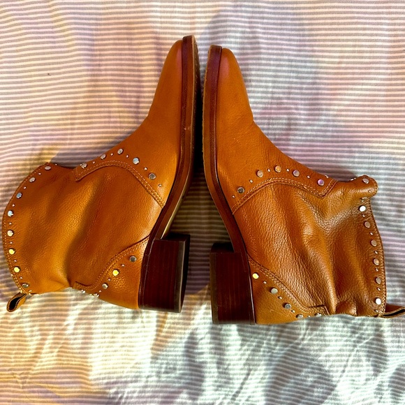 ⭐️DOLCE VITA Silver Studded Ankle Boots, Versatile, Sz. 9.5, Caramel Color 🌹 - Picture 7 of 16